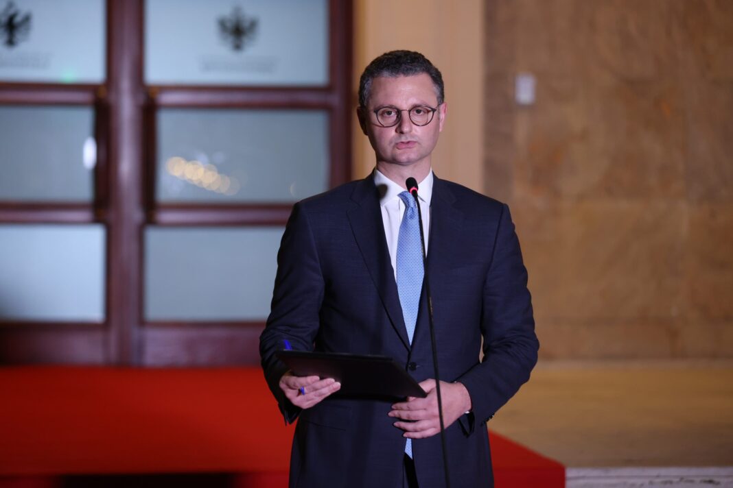 110 milion USD për rritjen e pagave, kush përfiton? – Qeveria miraton pr.buxhetin 2024/ Mete: Më shumëpara’ për pensionet dhe mbrojtjen sociale