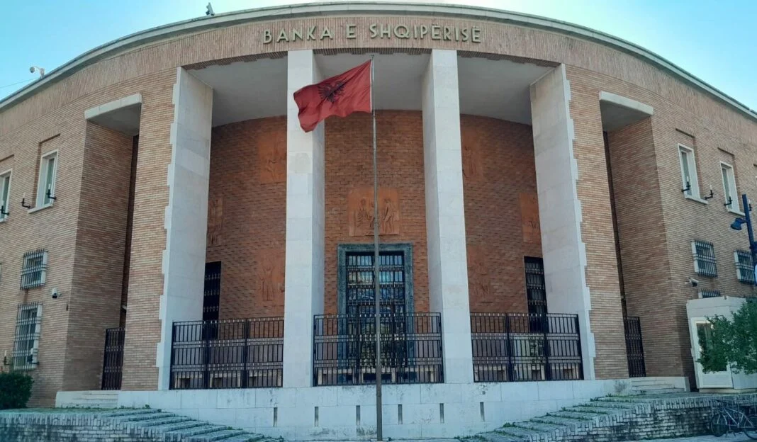 Banka e Shqipërisë “nuk e heq këmbën nga gazi”