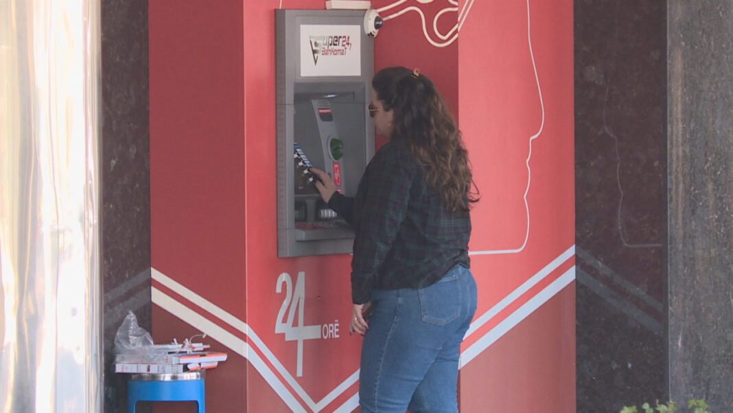 Inflacioni “gërryen” pagat, vendet e rajonit po reagojnë më shpejt PAGAT INFLACIONI DHE RAJONI frame 1875 1280x720