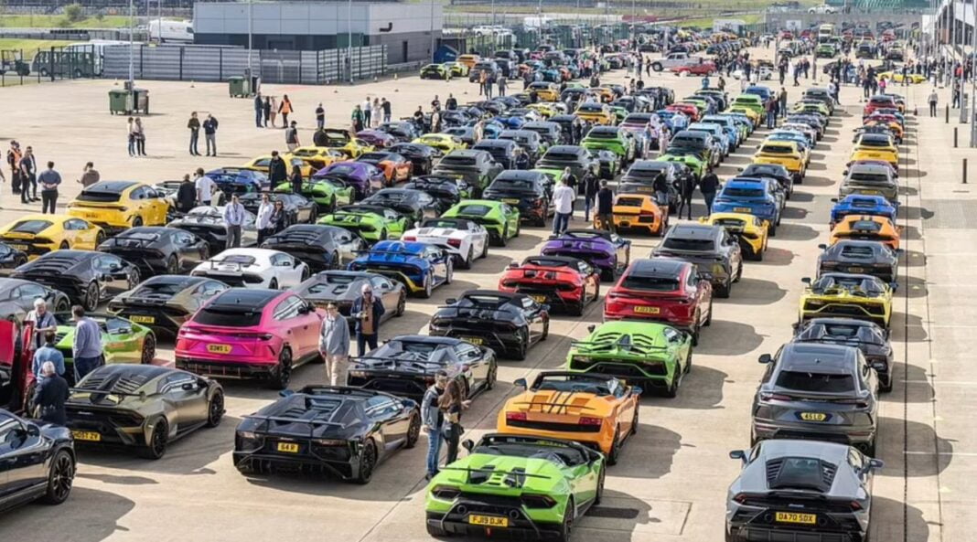 Parada 50 milionë paundëshe, qindra Lamborghini mbushin pistën e F1 Parada 50 milionë paundëshe, qindra Lamborghini mbushin pistën e F1