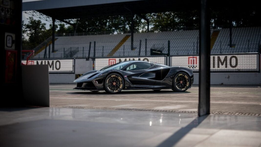 Lotus nderon pilotin legjendar me një version ekskluziv të makinës Evija