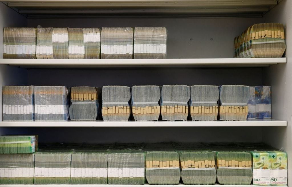 Edhe shoqëritë e kursim-kreditit, kasat plot me euro – Volumi Edhe shoqëritë e kursim-kreditit, kasat plot me euro – Volumi i monedhave dhe kartmonedhave të SHKK-ve, mbi 110 Milionë euro në 2023