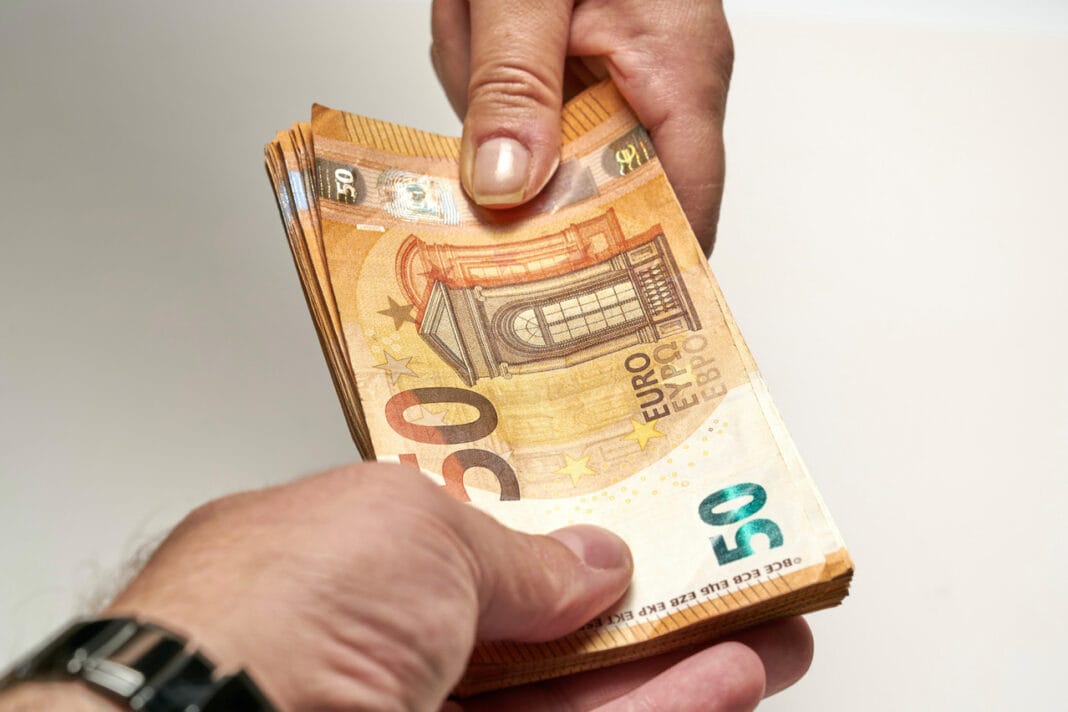 Kredia në euro po i rikthehet rritjes Ads