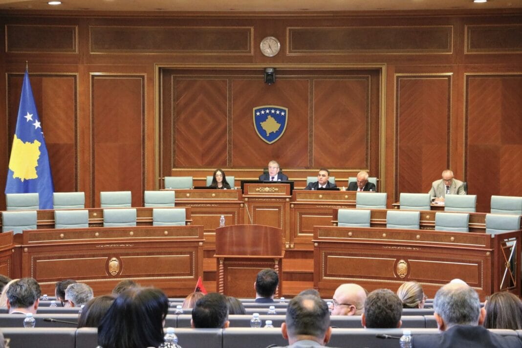 Kuvendi i bllokuar, pagat ecin: Deputetët e Kosovës morën mbi Ads