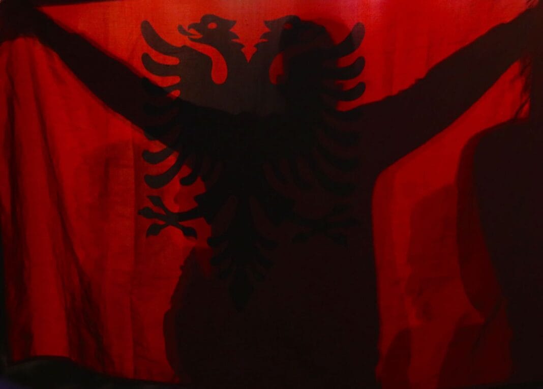 Triniteti i shenjtë i iluzioneve shqiptare: Nafta, bujqësia, futbolli Ads