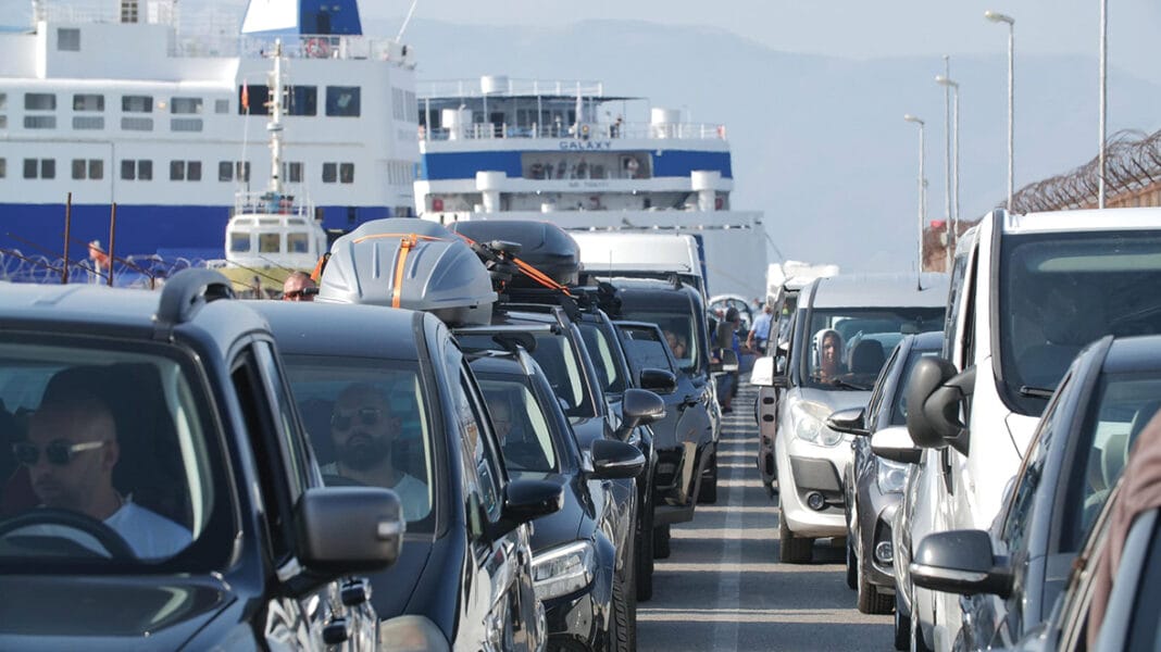 Shqipëria turistike “ngec” në trafik