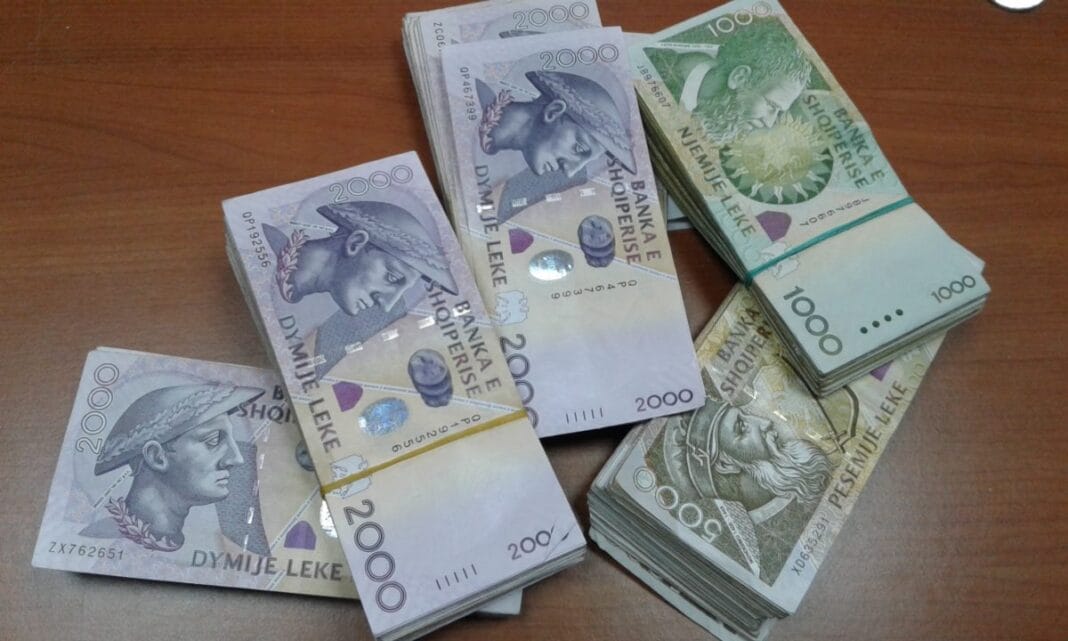Injektimi i parasë në ekonomi po rritet me ritme të larta, por nuk po e zhvlerëson dot Lekun