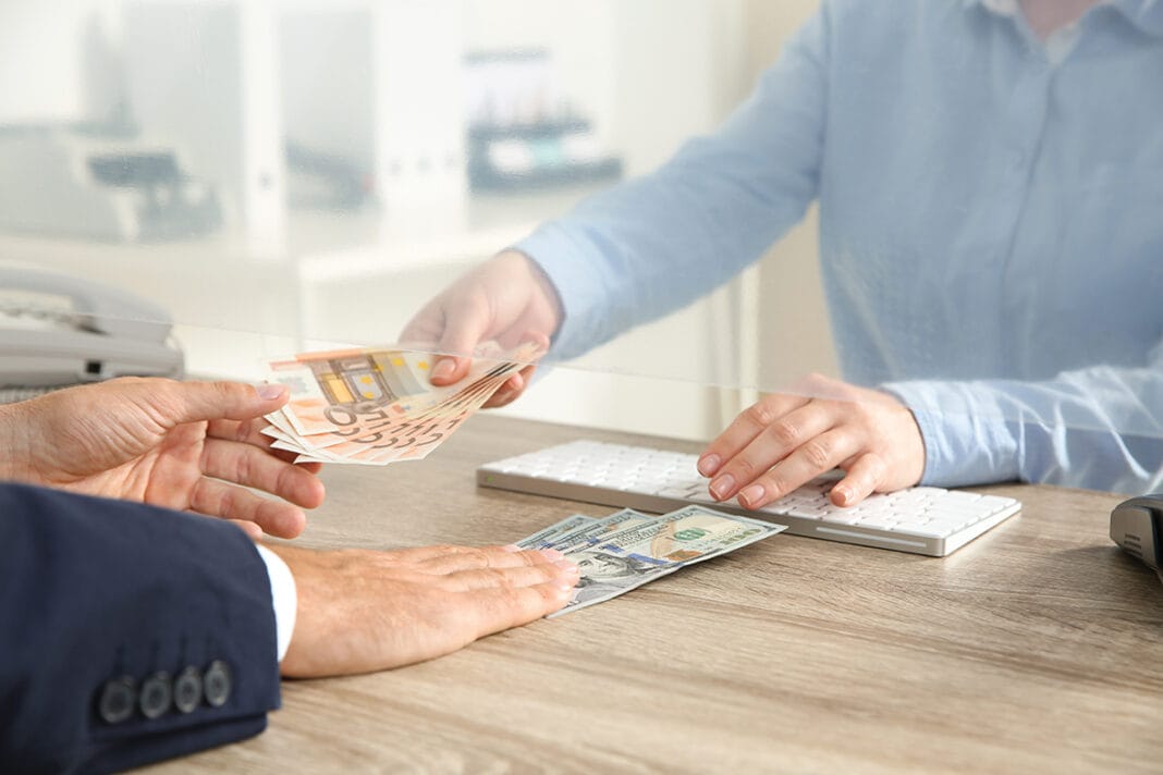 BSH hoqi licencat për 80 zyra këmbimi valutor, numri i BSH hoqi licencat për 80 zyra këmbimi valutor, numri i tyre ra për herë të parë në tetë vjet