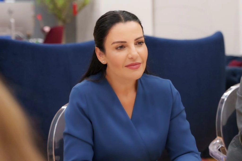 Balluku viziton shkollën e rikonstruktuar në Klos sipas parametrave të Balluku viziton shkollën e rikonstruktuar në Klos sipas parametrave të efiçencës së energjisë: Kushte e standarde më të mira për nxënësit