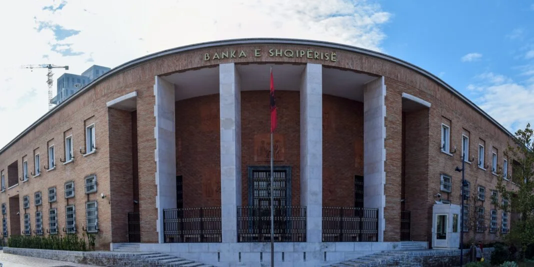 Banka e Shqipërisë jep miratimin paraprak për bashkimin me përthithje të bankave OTP-Alpha