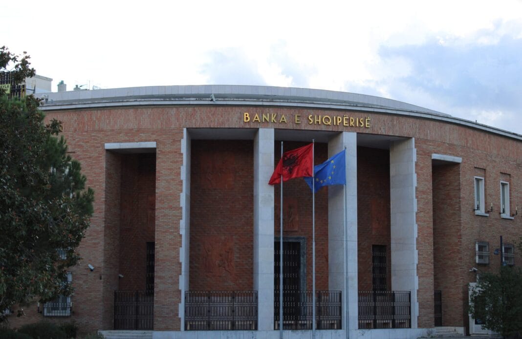 Banka e Shqipërisë miraton me “operacion rrufe” rregulloren që shtrëngon kreditimin nga mikrofinanca