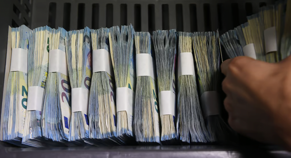 Flukset e larta të eurove, depozitat në valutë rriten 15.9% Flukset e larta të eurove, depozitat në valutë rriten 15.9% – Banka e Shqipërisë: Depozitat në monedhën europiane u shtuan me 1 miliard euro në 1 vit