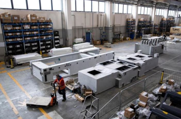 Gigapresses: Kallëpe gjigante që riformësojnë prodhimin e makinave! Gigapresses: Kallëpe gjigante që riformësojnë prodhimin e makinave!