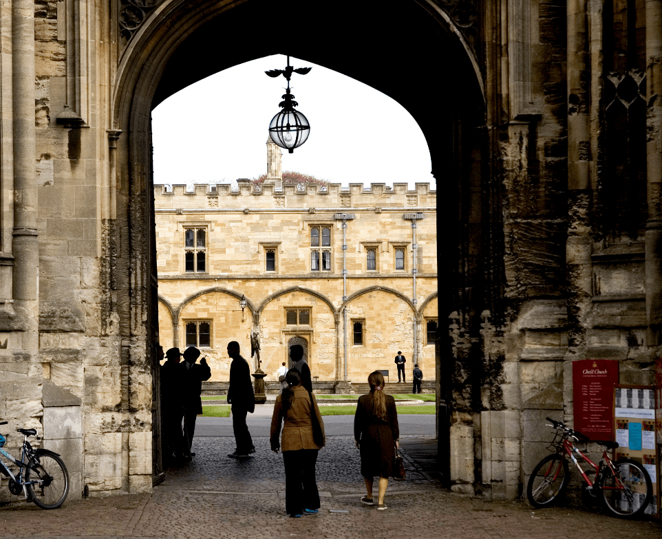 Google forcon përdorimin e AI në universitet, në bashkëpunim me Ads