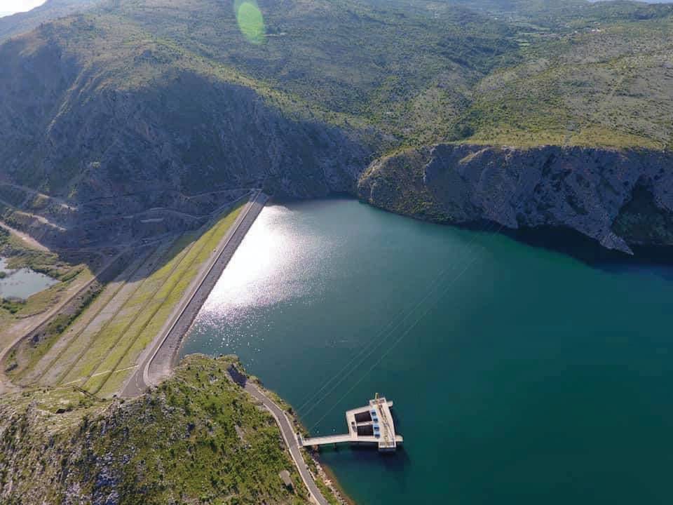 Hidroenergjia mbajti eksportet shqiptare të energjisë jashtë kostos së karbonit të BE-së