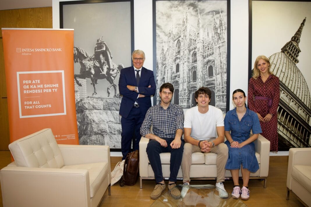 Intesa Sanpaolo Bank Albania mbështet, me 27,000 € në bursa, 3 studentë të Kolegjit të Europës