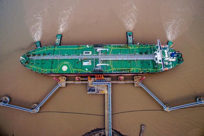 Kina ngadalëson blerjet e naftës ruse me afrimin e sanksioneve europiane