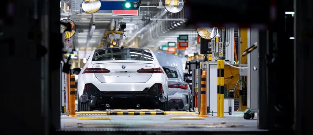 Kina prezanton humanoidët me bateri – Robotët do të përdoren për montimin e makinave elektrike