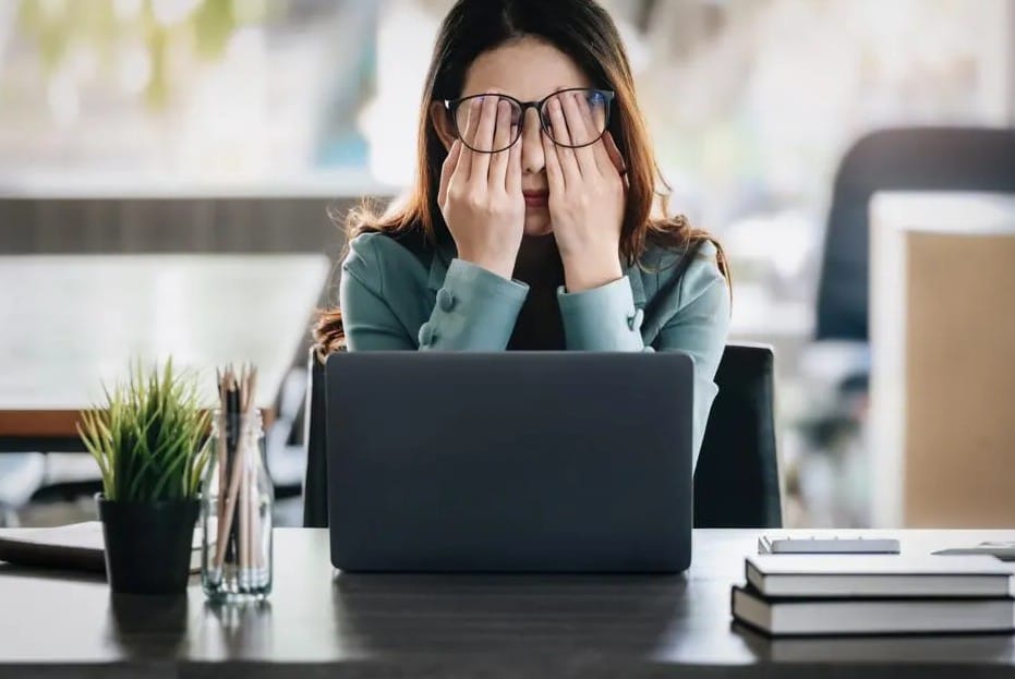 “Kriza e heshtur” në vendin e punës: Fenomeni që po Ads