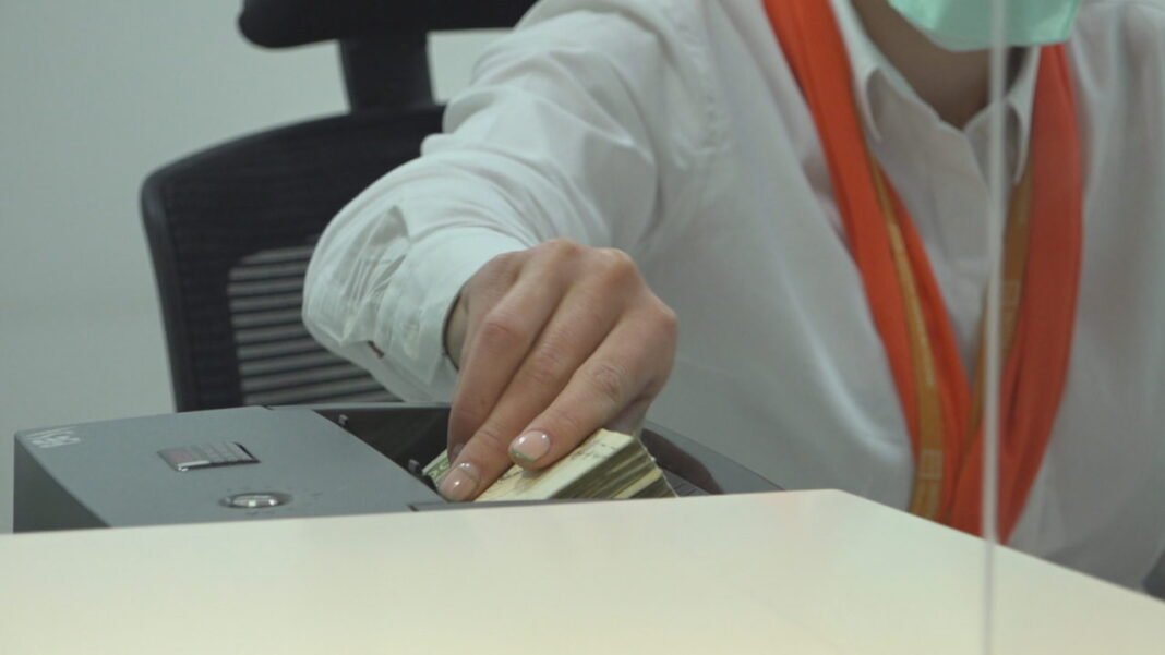 Në banka ranë kursimet në lekë, u shtuan në euro, shkak çmimet e larta dhe pushimet