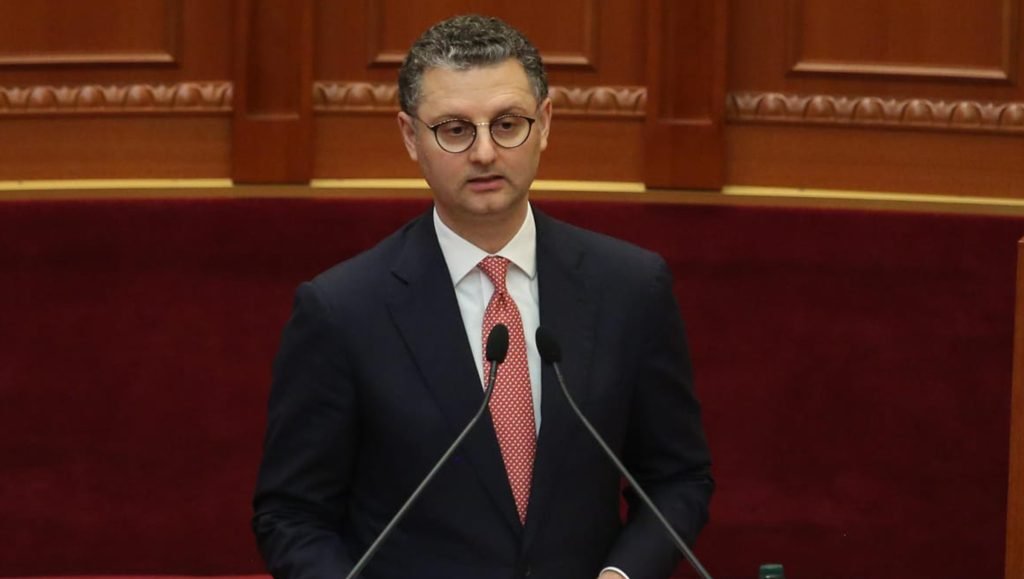 Page mesatare prej 900 euro në muaj, indeksim i pensioneve si dhe bonusi i fundvitit – Mete, fjalim për Aktin Normativ të Buxhetit 2024