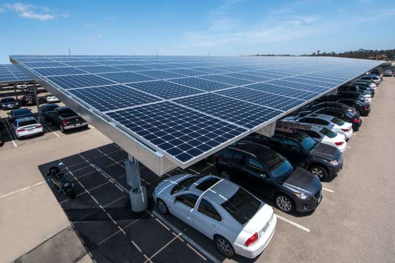 Parkingjet e mëdha do të mbulohen me panele diellore – Vendimi i miratuar nga senati në Francë vlen dhe për parkingjet me 80 automjete