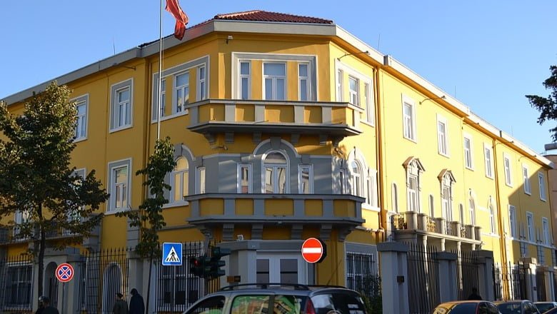 Për Ministrinë e Arsimit, nafta ende nuk është shtrenjtuar! – Për Ministrinë e Arsimit, nafta ende nuk është shtrenjtuar! – KLSH: VKM për transportin e mësuesve nuk ka reflektuar çmimet e reja