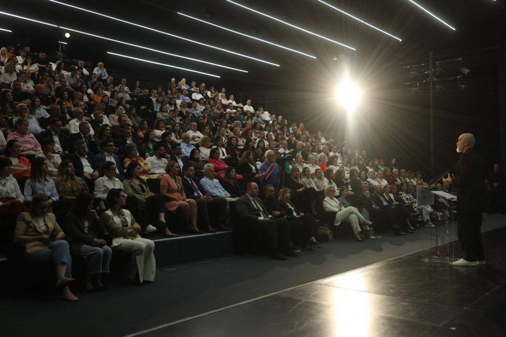 “Plani i Motivimit”/ Korriku me paga 900 euro për administratën “Plani i Motivimit”/ Korriku me paga 900 euro për administratën publike. Paralajmërohet rritje e fortë dhe për pensionet