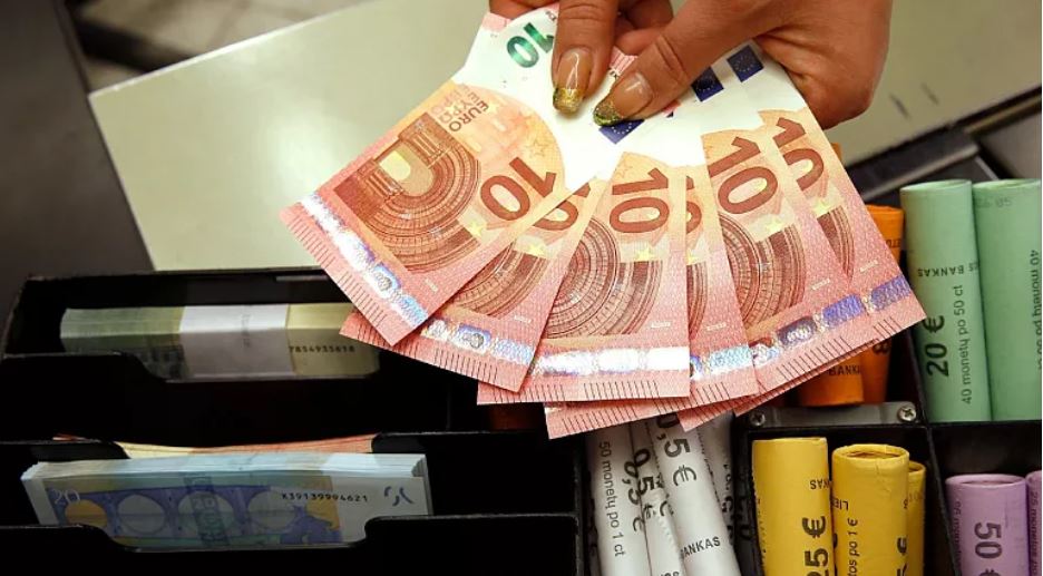 Pse kaq shumë euro në Shqipëri? Zbardhen të gjitha hyrje-daljet: Rezerva valutore 4.95 miliardë euro. Ministria e Financave efekt negativ, bankat efekt pozitiv