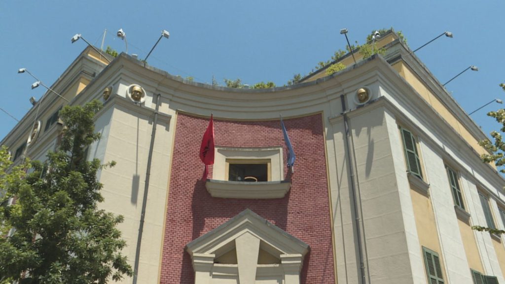 Qeveria, 16 miliardë lekë borxh të “garantuar” – Tre garanci sovrane për bizneset, dy prej tyre ende aktive