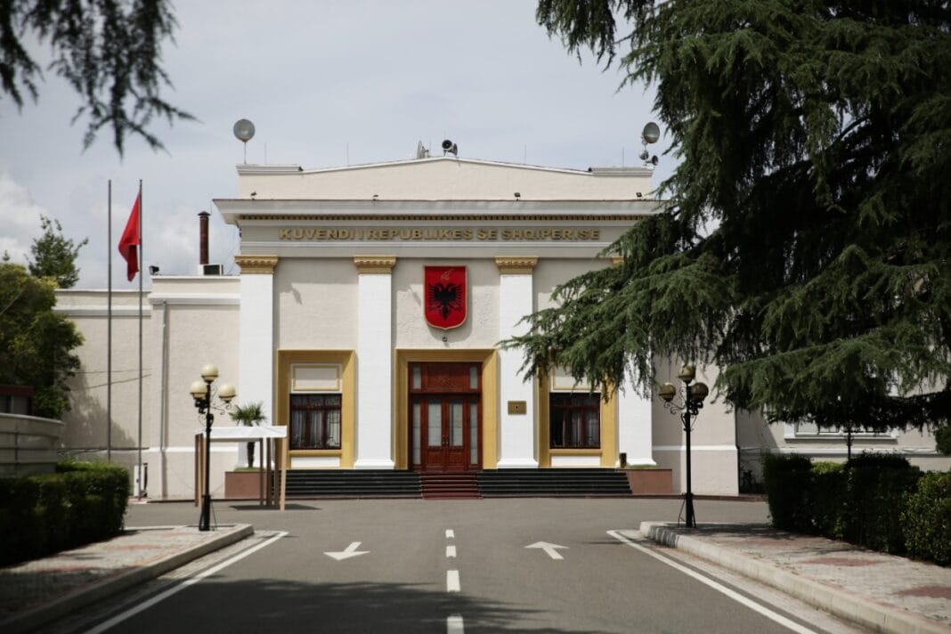 Qeveria dërgon për miratim në Kuvend ndryshimet në ligjin organik Ads