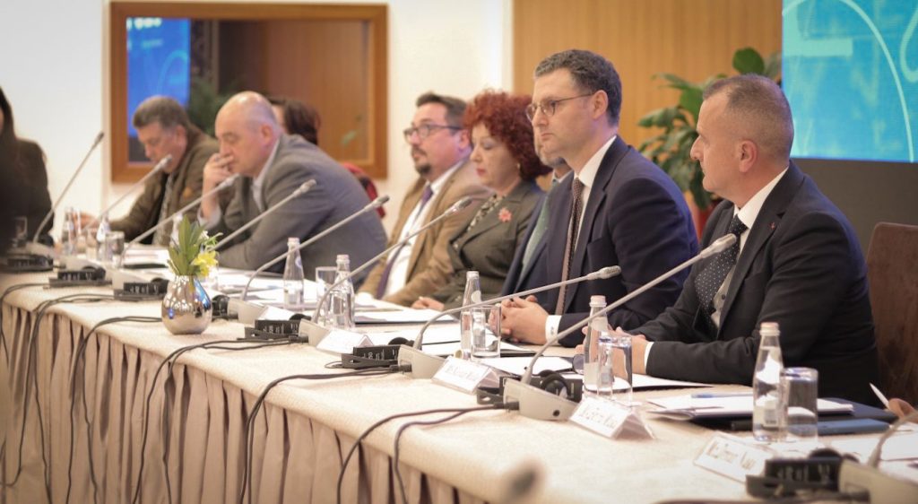 Qeveria lehtëson tatimin mbi pagën, përfiton shtresa e mesme – Qeveria lehtëson tatimin mbi pagën, përfiton shtresa e mesme – Mete: Nga 1 korriku, rritet kufiri mbi të cilën aplikohet tatimit mbi pagën