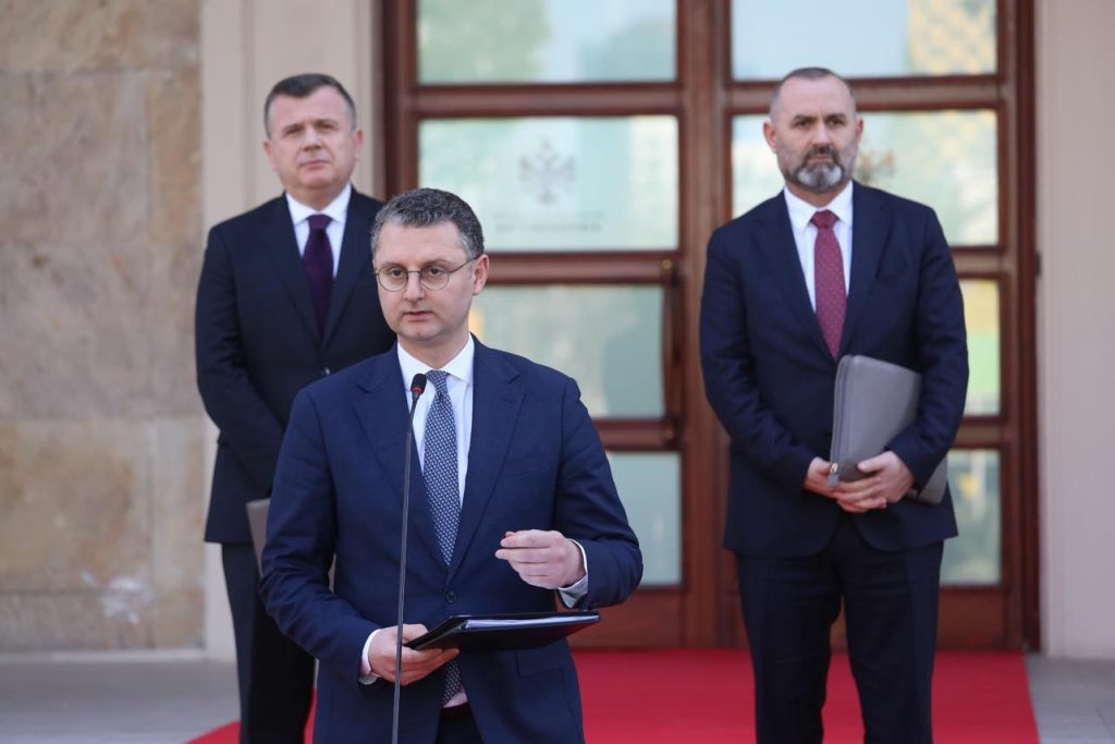 Qeveria ndryshon buxhetin me akt normativ. Pakete 4 miliardë lekë për fasonët. Financim Portit Tregtar