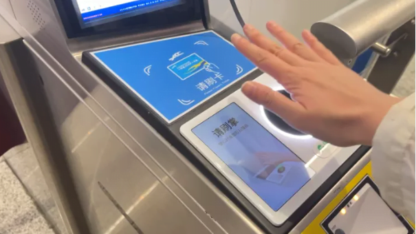 Risia teknologjike, në metro dhe supermarkete paguhet vetëm me pëllëmbën
Risia teknologjike, në metro dhe supermarkete paguhet vetëm me pëllëmbën e dorës