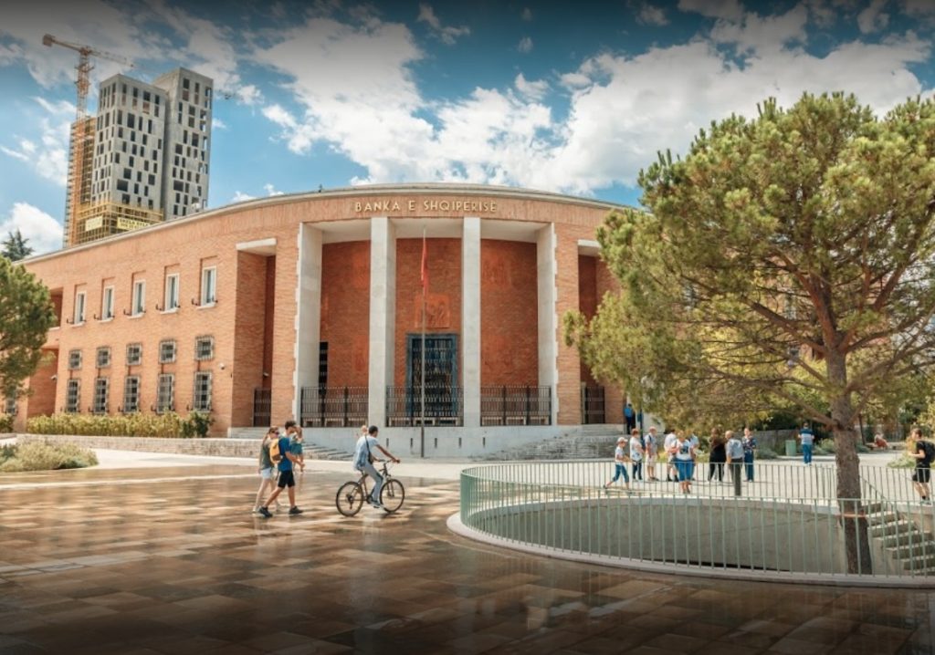 Rritja e normës bazë në nëntor, nisin të ndihen efektet – BSH: Transmetimi i plotë. U rritën interesat për bonot, depozitat dhe kreditë