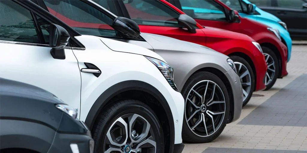 Sa është “mosha” mesatare e makinave në Shqipëri? – INSTAT: Vetëm 1.1% e automjeteve janë të reja. 35.8% e tyre, mbi 20-vjeçare
