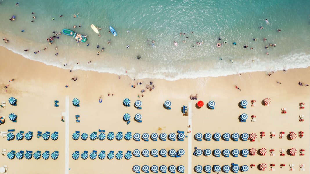Shqipëria thyen rekordin e blerjes së çadrave të plazhit – Shqipëria thyen rekordin e blerjes së çadrave të plazhit – Tendenca e rritjes së fortë të turizmit reflektohet në importet e bizneseve bregdetare