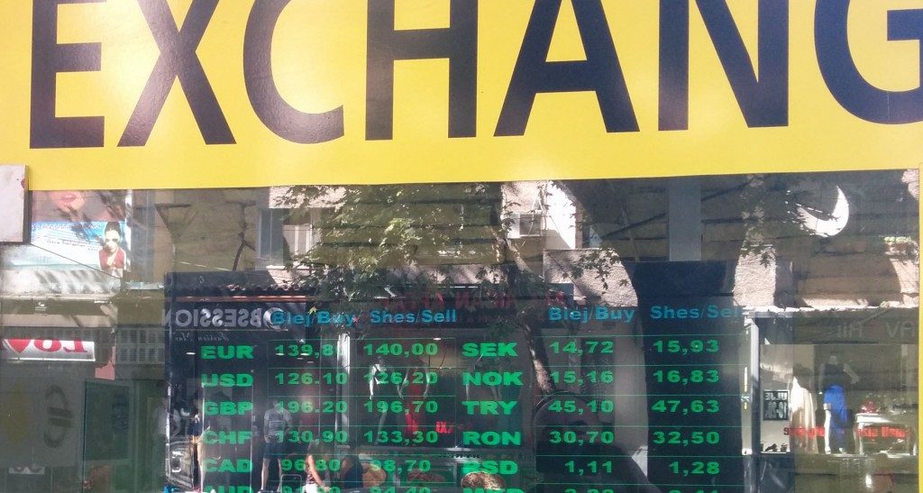 Shtohen pikat e këmbimit valutor, pakësohen degët bankare – Raporti/ BSH licencoi 52 “exchange” gjatë vitit të kaluar