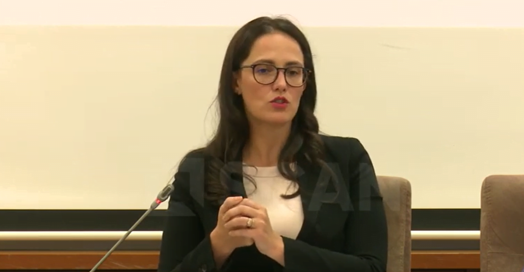 Shtyhet aplikimi i rritjes së pagave për administratën, por shtesat Shtyhet aplikimi i rritjes së pagave për administratën, por shtesat do të jepen bashkë. Paralajmërohet edhe rritja e pensioneve