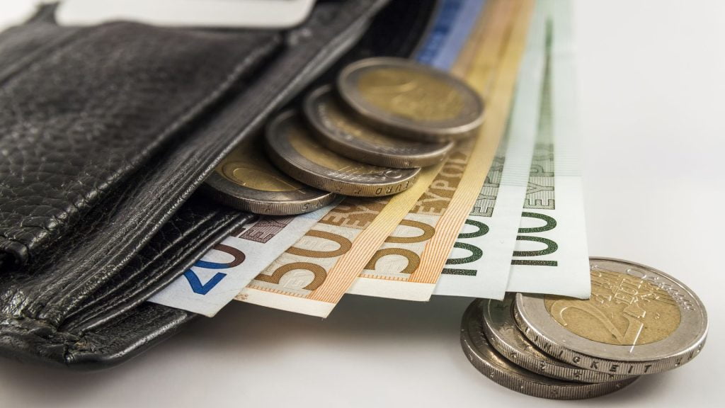 Si do ndikojë rritja e pagës në konsum dhe taksa? – Gjokutaj: Sektori privat nuk do preket nga kjo lëvizje