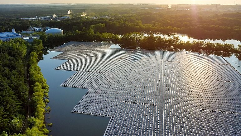Si panelet diellore lundruese në rezervuarë mund të revolucionarizojnë fuqinë globale!