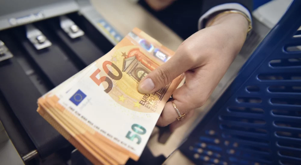 Tendenca/ Po mbyllen kreditë në euro, transferohen në lekë – Luhatjet e monedhës së përbashkët, zhvendosën portofolet e kredive në banka