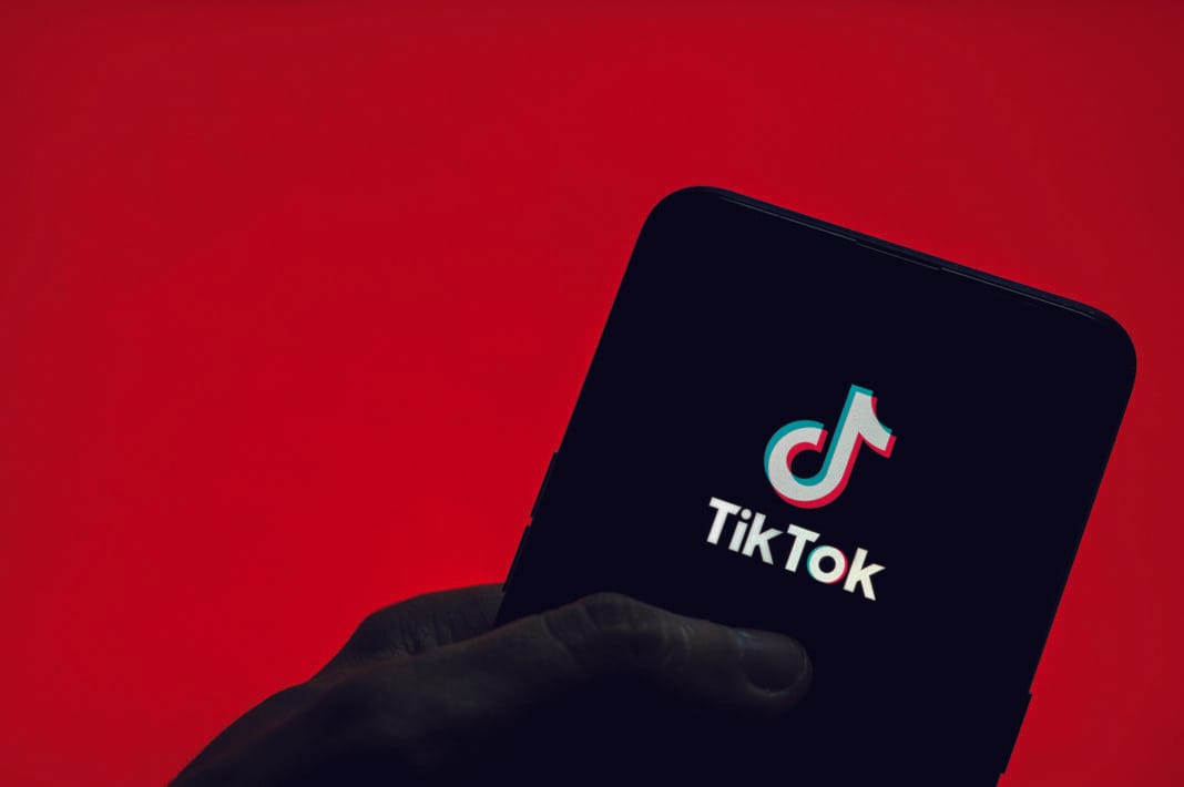 TikTok të gjurmon, edhe kur nuk e përdor aplikacionin