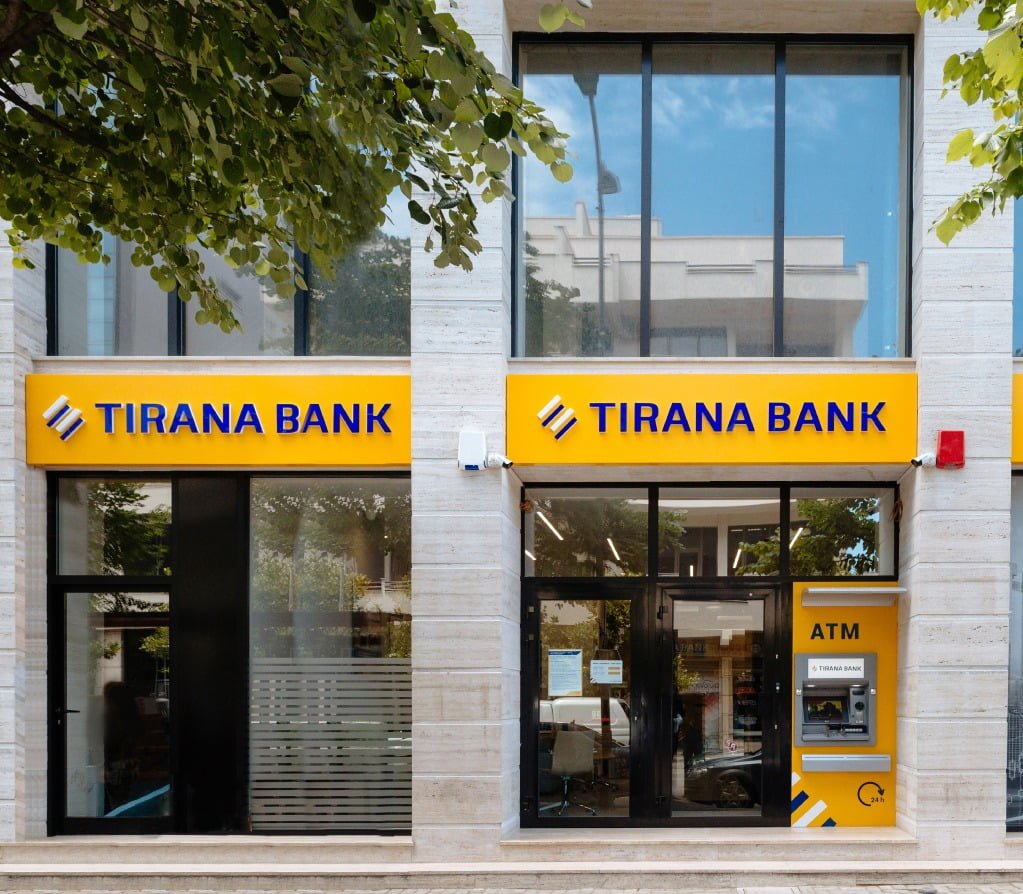 Tirana Bank, sponsorizon laborator për studentët e FTI – Mustafa: Studentët partnerë të rrugëtimit drejt transformimit Digital