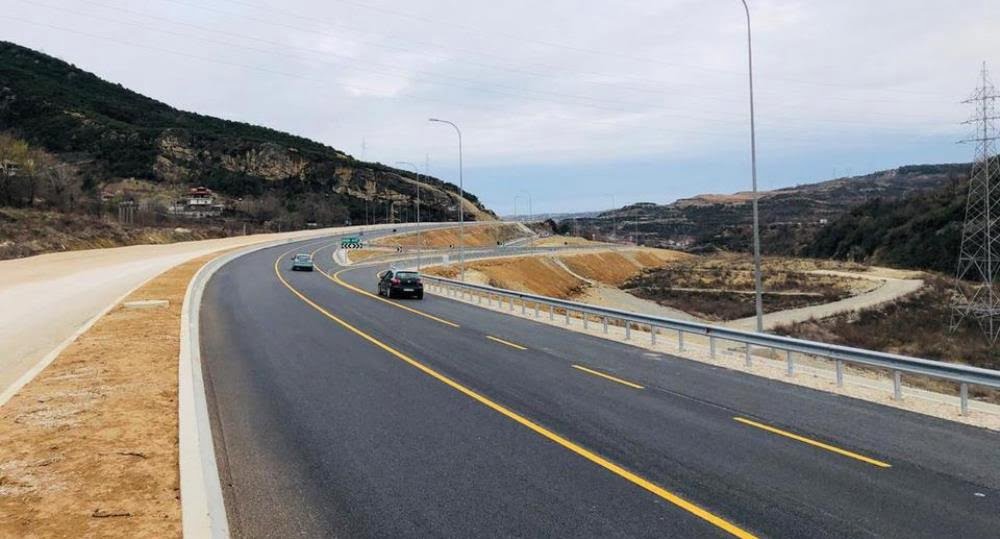 Tre projekte rrugore marrin 4.75 mld lekë shtesë – Buxheti / Financohet Elbasan – Lekaj, pjesë e korridorit VIII