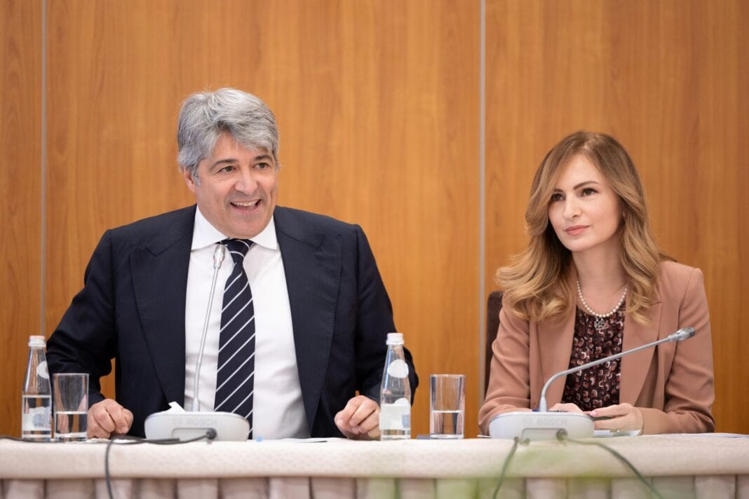 Tryezë diskutimi midis Intesa Sanpaolo Bank dhe AMF mbi Fondet e Investimit