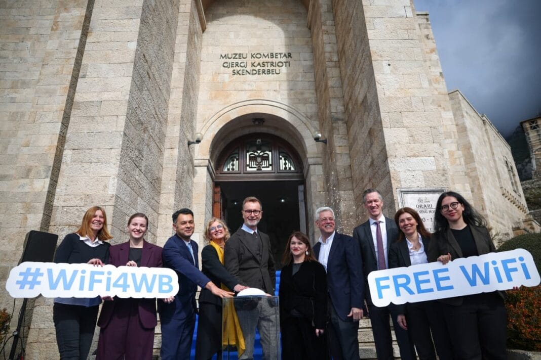 WiFi4WB, internet falas në 61 bashki, fokus në hapësira publike Ads