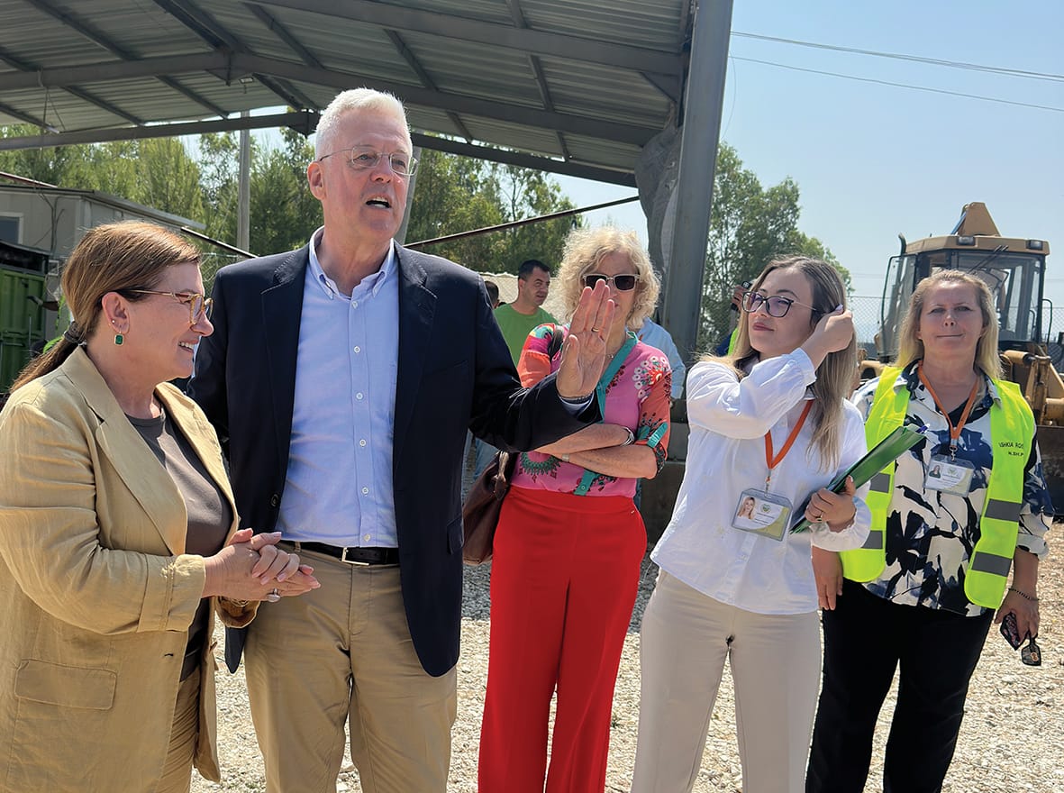 Kryetarja e Bashkisë Roskovec Majlinda Bufi dhe Ambasadori i Republikës Federale të Gjermanisë në Tiranë Karl Bergner, në Qendrën e Kompostimit në Roskovec