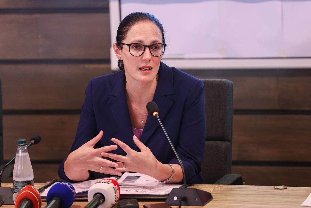 ‘Thashethem vere’! Përgënjeshtrohet lajmi për shkarkimin e ministres së Financave Delina Ibrahimaj