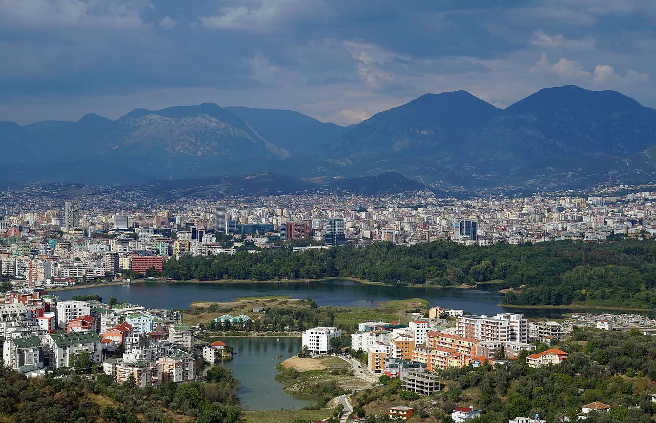 Bloomberg: Tirana, një qytet më i dendur, por...